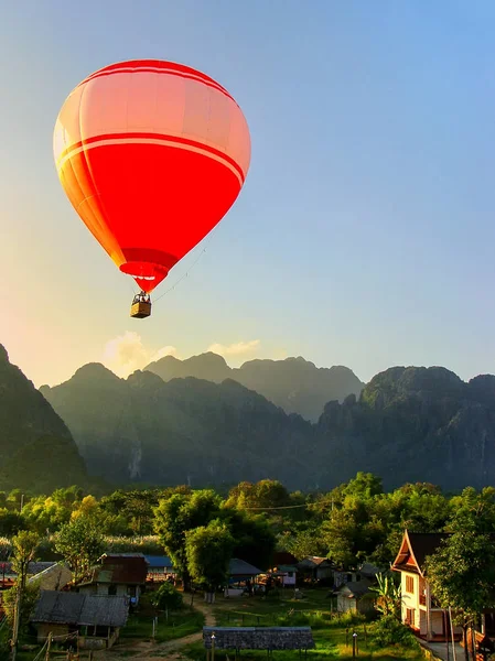 Forró levegő léggömb repülés Vang Vieng, Vientiane tartományban, Laosz — Stock Fotó