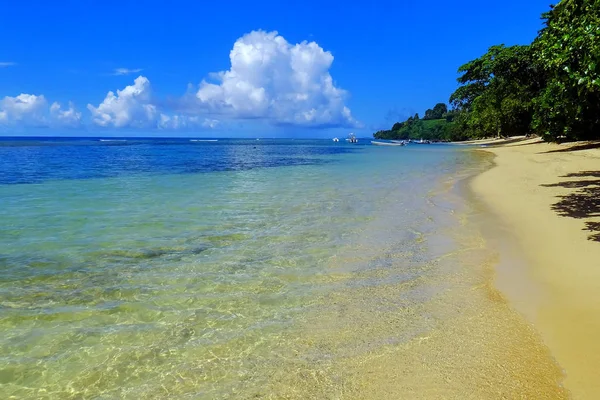 Praia de areia na Ilha Taveuni, Fiji — Fotografia de Stock