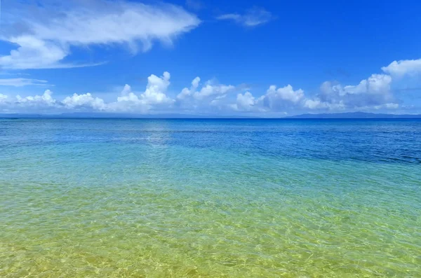 清澈的水，沿着岸边的 Taveuni 岛，斐济 — 图库照片