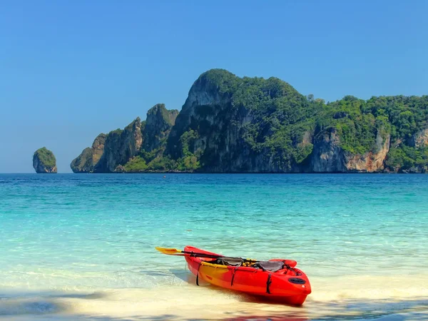 Färgglada kajak på Ao Yongkasem stranden på ön Phi Phi Don, Krab — Stockfoto