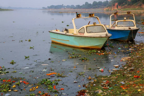 Politie motorboten afgemeerd op Yamuna rivier in de buurt van Taj Mahal in Agra, — Stockfoto