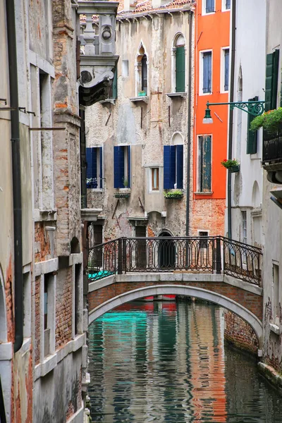 Σπίτια κατά μήκος στενή διώρυγα που συνδέονται με μια πέτρινη γέφυρα στη Βενετία, — Φωτογραφία Αρχείου