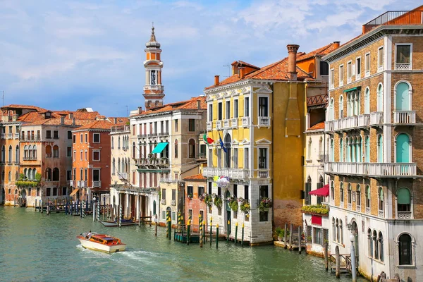 Fargerike bygninger langs Grand Canal i Venezia, Italia – stockfoto