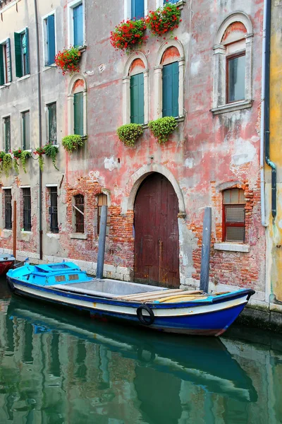 Boot afgemeerd in een smal kanaal in Venetië, Italië — Stockfoto