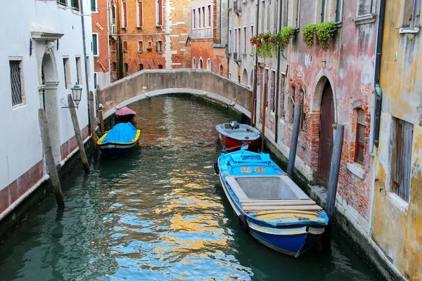 Barcos amarrados en un estrecho canal en Venecia, Italia — Foto de Stock