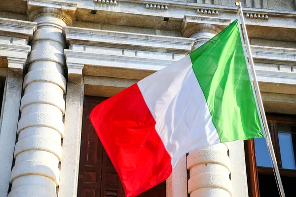 Bandeira nacional voando contra a construção em Veneza, Itália — Fotografia de Stock