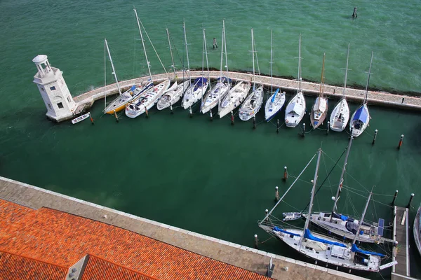 Segelboot-Marina auf der Insel San Giorgio Maggiore in Venedig, Italien — Stockfoto