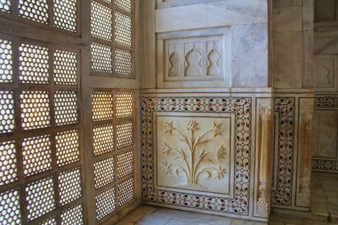Kafes jali ekran ve dekore edilmiş duvara Mahal Taj, Agra, U