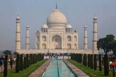 Agra, Uttar Pradesh, Hindistan havuzda yansıtan ile taj Mahal