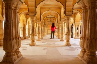 Genç kadın ayakta Sattais Katcheri Hall, Amber Fort, Jaipu