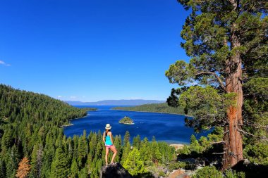 Genç kadının Emerald Bay Lake Tahoe, Cali adlı görünümünü