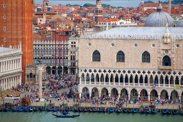 Piazzetta San Marco med Dogepalatset och Markusplatsen Campanile — Stockfoto