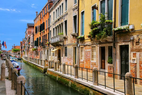 Häuserzeile entlang eines schmalen Kanals in Venedig, Italien — Stockfoto