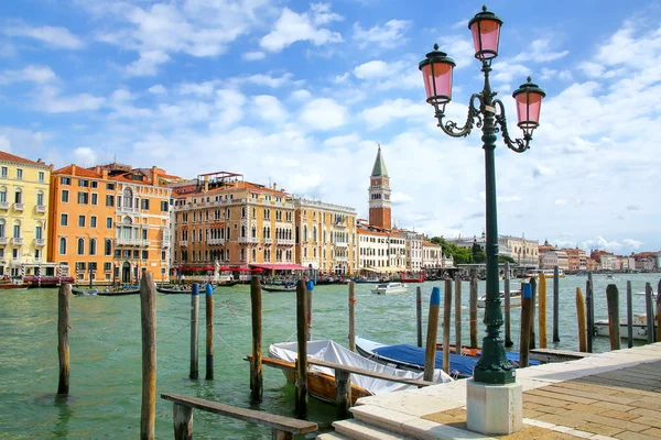 Frente al mar del Gran Canal en Venecia, Italia — Foto de Stock