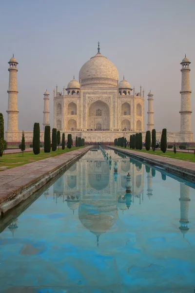 Taj Mahal con piscina reflectante en Agra, Uttar Pradesh, India —  Fotos de Stock