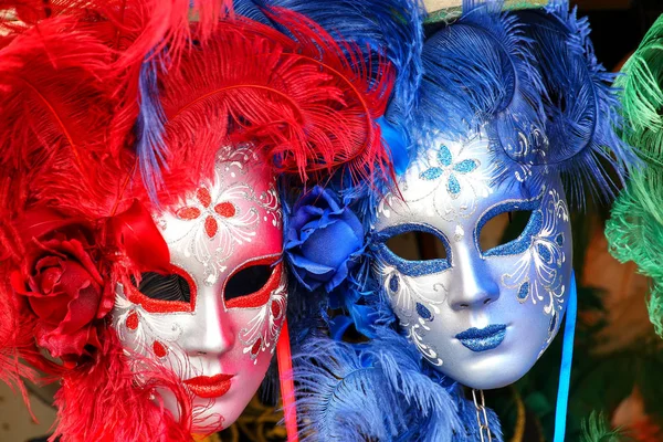 Ausstellung von Masken in einem Souvenirladen in der Straße von Venedig, ita — Stockfoto