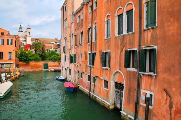 Canal estrecho bordeado de casas en Venecia, Italia — Foto de Stock