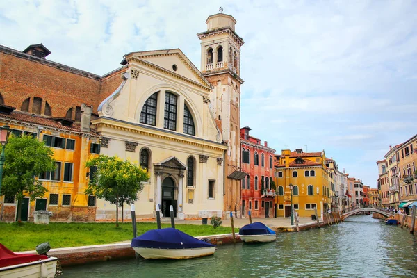 Régi templom és a házak egy keskeny csatorna-Velence, Olaszország. — Stock Fotó