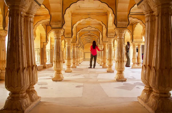 Jovem mulher em pé em Sattais Katcheri Hall, Amber Fort, Jaipu — Fotografia de Stock