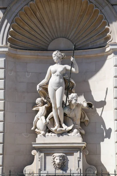 パラッツォ ・ デル ・ Lloyd Triestino 広場 u のファサードの彫像 — ストック写真