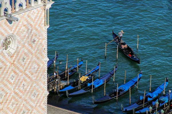 Gondels afgemeerd in de buurt van Piazza San Marco in Venetië, Italië — Stockfoto
