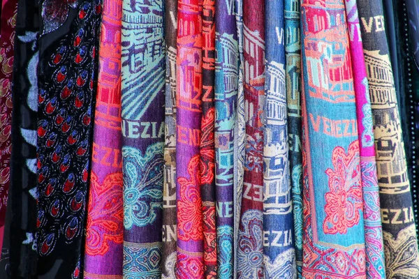 Exposição de tecido em uma loja de souvenirs na rua de Veneza, It — Fotografia de Stock
