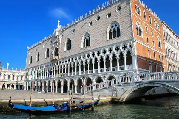Nézd, a Palazzo Ducale, a Canal, Velence, Olaszország — Stock Fotó