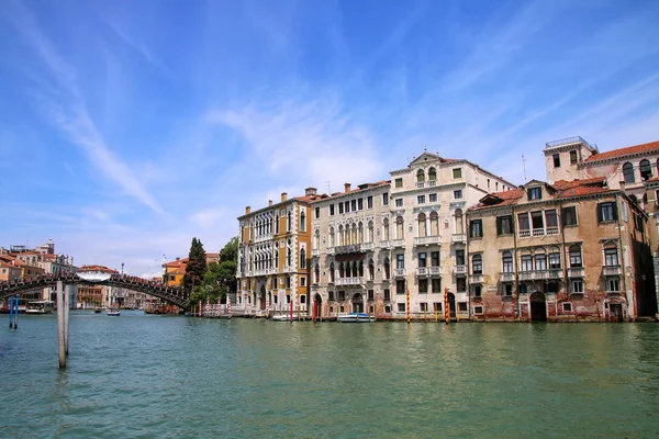 Casas junto al Gran Canal en Venecia, Italia . — Foto de Stock