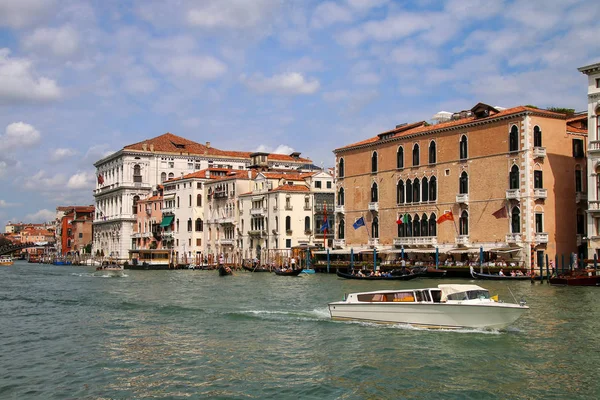 Nézd Canal Grandéra házak és motorcsónakok itt: Velence, Olaszország — Stock Fotó