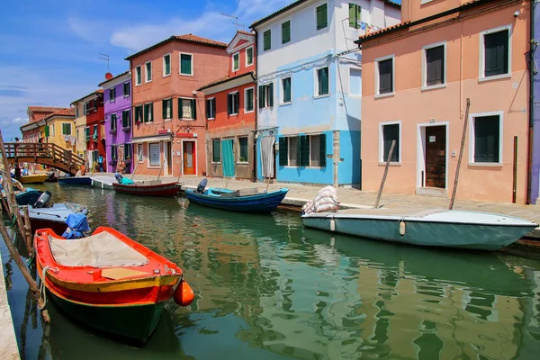 Színes házak-csatorna-Burano, Velence, Olaszország. — Stock Fotó