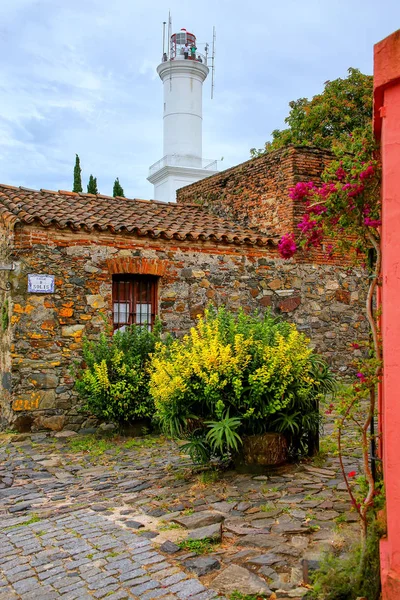 石造りの家とコロニア ・ デル ・ サクラメント、ウルグアイの灯台 — ストック写真