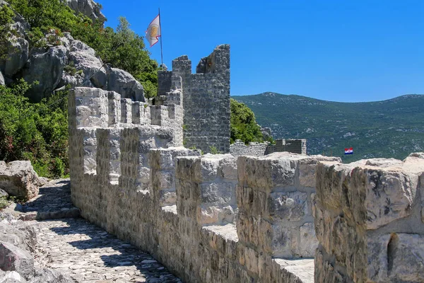 Savunma duvarları Ston şehrin Peljesac Yarımadası, Hırvatistan — Stok fotoğraf