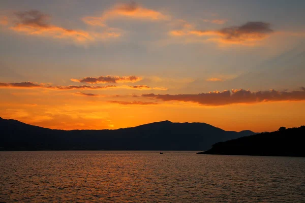 Lever de soleil sur la péninsule de Peljesac et le détroit de Peljeski, Korcula, Cr — Photo