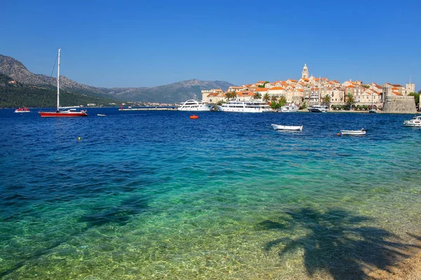 Agua clara en el paseo marítimo de la ciudad de Korcula, Croacia — Foto de Stock