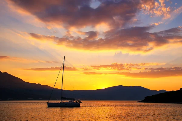 พระอาทิตย์ขึ้นเหนือคาบสมุทร Peljesac และ Peljeski Stape, Korcula, Cr — ภาพถ่ายสต็อก