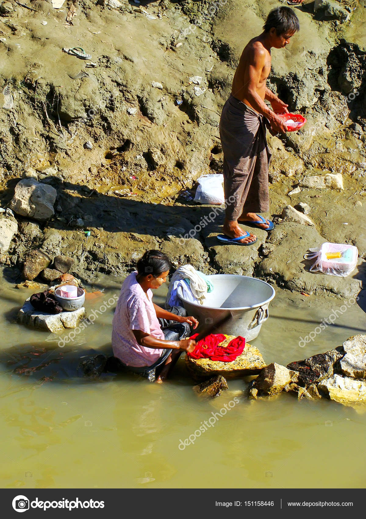 MANDALAY, MYANMAR DECEMBER Uidentificerede mennesker vasker tøj – stock-fotos © DonyaNedomam #151158446