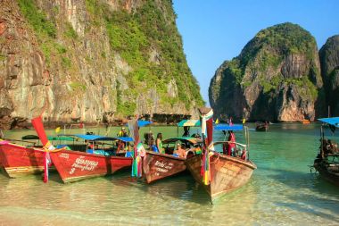 Krabi, Tayland - 8 Şubat: Maya Ba demirli Longtail tekneler