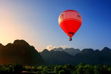 Vang Vieng, Laos - 27 Kasım: erken uçan sıcak hava balonu 