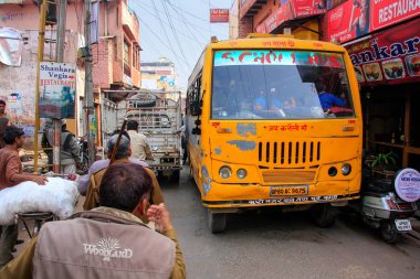Agra, Hindistan - 31 Ocak: Ağır yol trafiğe Taj Ganj Opéra