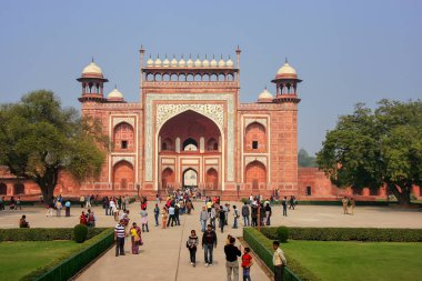 Agra, Hindistan - 31 Ocak: Kimliği belirsiz kişi stand Darwaza yakın