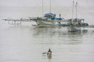 Labuan Bajo, Endonezya - 17 Mart: Geleneksel Avara Demiri tekneler bir