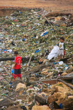 Labuan Bajo, Endonezya-Mart 17: Tanımlanamayan çocuklar ga ile gitmek