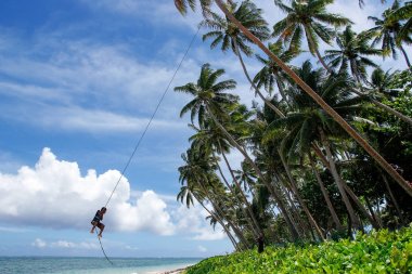 Lavena, Fiji - 27 Kasım: Tanımlanamayan Çocuk salıncaklar üzerinde bir ip sw