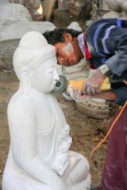 Mandalay, Myanmar - 29 Aralık: Kimliği belirsiz inşaat üstünde bir sta
