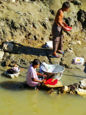 Mandalay, Myanmar - 30 Aralık: Kimliği belirsiz kişi yıkama giydirin