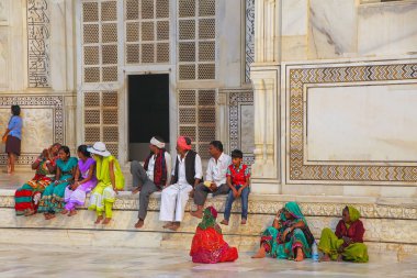 Agra, Hindistan - 9 Kasım: Dış Taj Ma kimliği belirsiz kişi oturmak