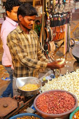 Agra, Hindistan - 10 Kasım: Kimliği belirsiz Kin, patlamış mısır satıyor