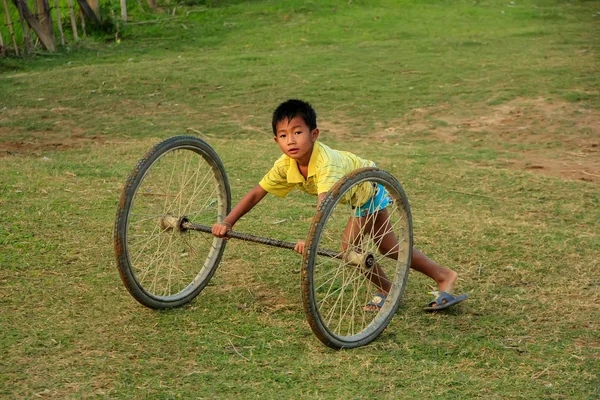 Vang Vieng, Laos - 25. listopadu: Neznámý chlapec si hraje s set — Stock fotografie