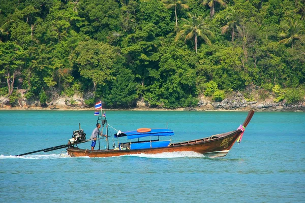 Krabi, Thailand - 9 februari: Onbekende man stations longtail b — Stockfoto