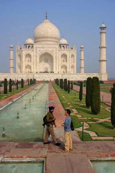 AGRA, INDE - 31 JANVIER : Des personnes non identifiées se tiennent au Taj Mahal — Photo